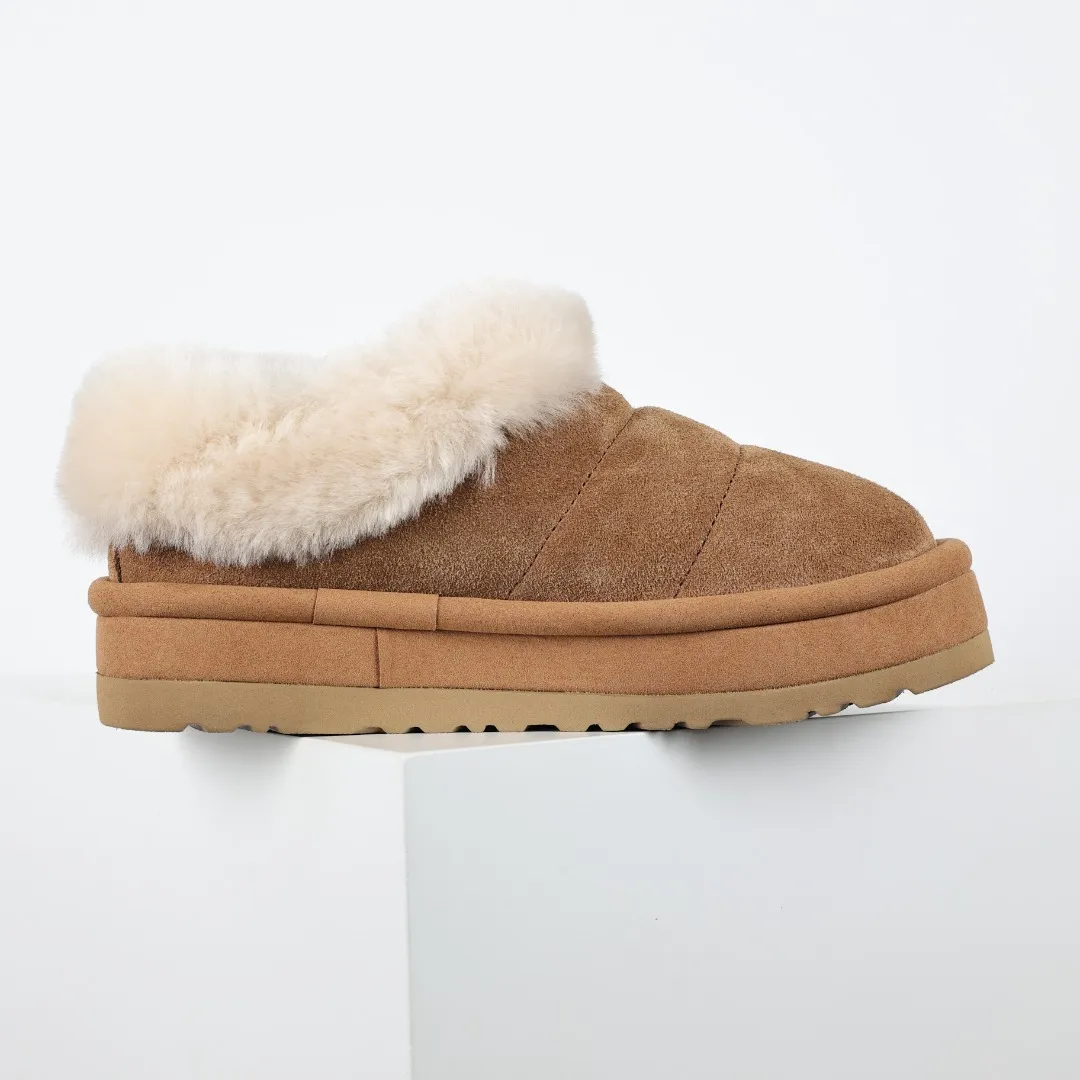 Pick up locally💰660 Core recommendation Good price Cashmere insoles are a very suitable choice for keeping warm in winter and at home. In the new year, uug launched a series of styles, which are partially geared towards the preferences of young consumers and have also moved to the forefront of fashion trends. Shoe body material Water-repellent coated suede upper 17mm UGGPURE™ implanted wool insole Lightweight non-slip comfortable rubber outsole With brand LOGO Trademark Comes with a full set of packaging Size: 35 36 37 38 39 40